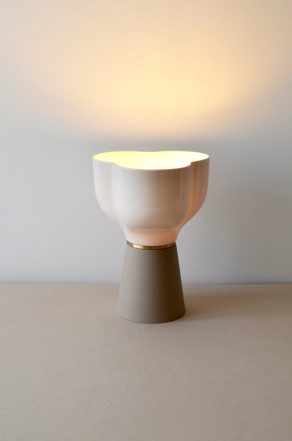 Lampada da Tavolo in Porcellana e Ottone Color Marna E27